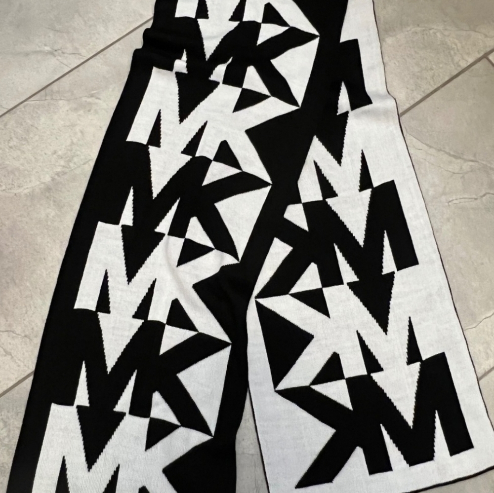 AUTHENTIC Michael Kors SEXY KNIT SCARF SIGNATURE SERIES BLACK WHITE & GIFT🎁 BAG